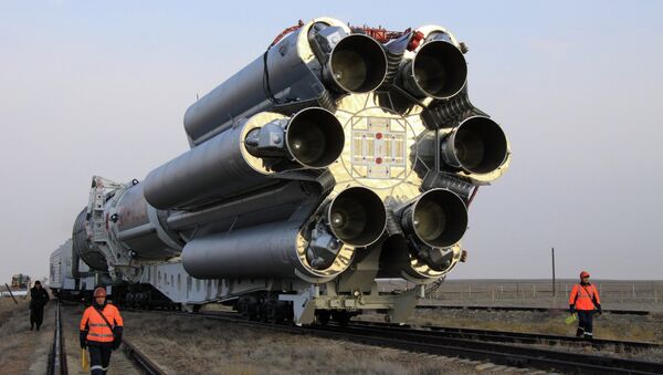 Вывоз ракеты Протон-М со спутником на стартовый комплекс. Архивное фото Вывоз ракеты Протон-М со спутником на стартовый комплекс. Архивное фото