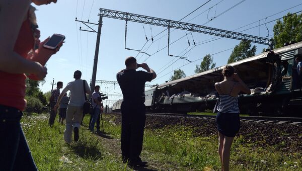 Пассажирский и грузовой поезда столкнулись в Подмосковье Пассажирский и грузовой поезда столкнулись в Подмосковье