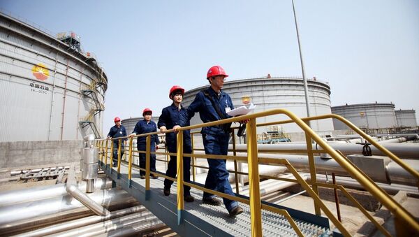 Китайские инспекторы на объекте Китайской национальной нефтегазовой корпорации Китайские инспекторы на объекте Китайской национальной нефтегазовой корпорации