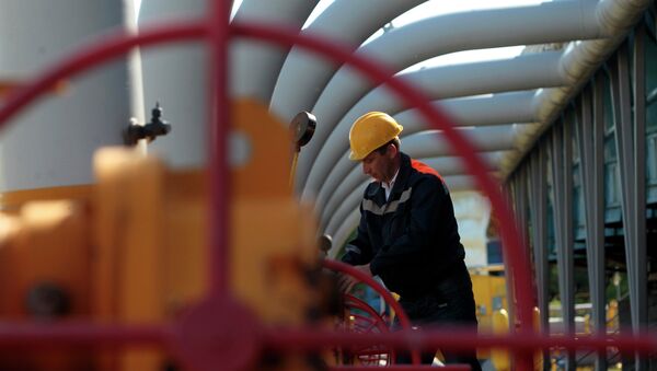 Рабочий на газохранилище возле Львова, Украина. Архивное фото Рабочий на газохранилище возле Львова, Украина. Архивное фото