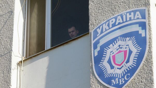 Милиционер смотрит из окна здания областного управления МВД Украины. Архивное фото Милиционер смотрит из окна здания областного управления МВД Украины. Архивное фото