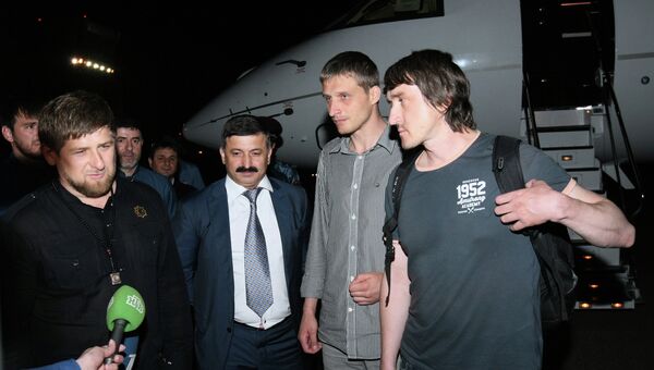 Освобожденные журналисты LifeNews Олег Сидякин и Марат Сайченко в аэропорту Грозного Освобожденные журналисты LifeNews Олег Сидякин и Марат Сайченко в аэропорту Грозного