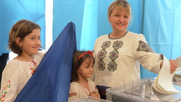 Избиратели во время голосования на внеочередных выборах президента Украины Избиратели во время голосования на внеочередных выборах президента Украины