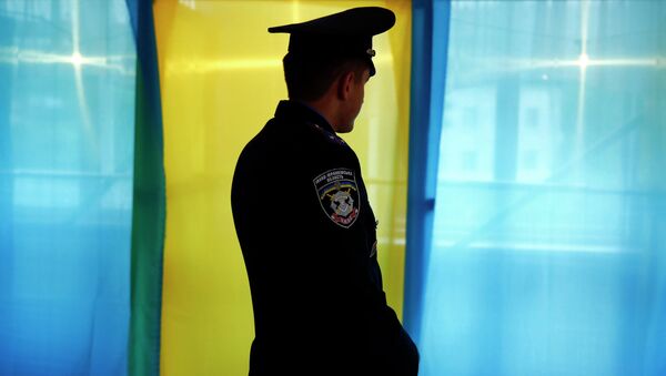 Украинский милиционер на избирательном участке в Иваново-Франковской области Украины Украинский милиционер на избирательном участке в Иваново-Франковской области Украины