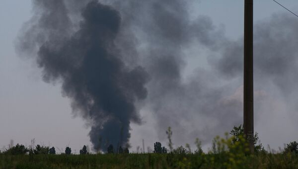 Черный дым поднимается от вертолета украинской армии, сбитого под Славянском Черный дым поднимается от вертолета украинской армии, сбитого под Славянском