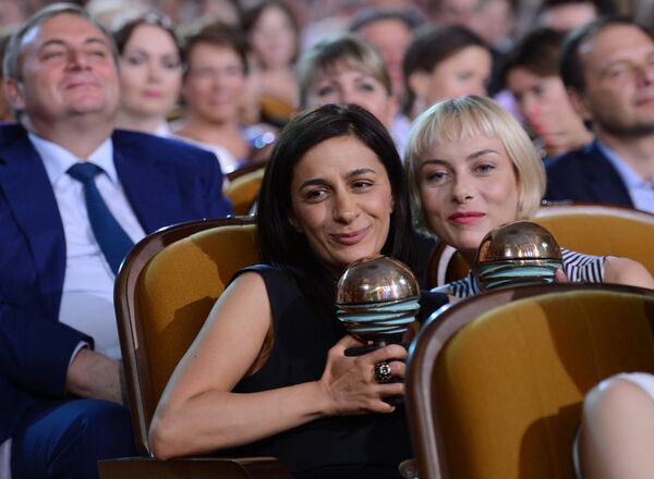 Лауреаты кинофестиваля режиссер Анна Меликян и актриса Северия Янушаускайте на церемонии закрытия XXV Российского кинофестиваля Кинотавр Лауреаты кинофестиваля режиссер Анна Меликян и актриса Северия Янушаускайте на церемонии закрытия XXV Российского кинофестиваля Кинотавр