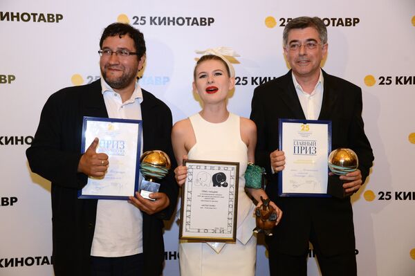 Режиссер Александр Котт с супругой Анной Цукановой-Котт и продюсер Испытания Игорь Толстунов после церемонии закрытия XXV Российского кинофестиваля Кинотавр Режиссер Александр Котт с супругой Анной Цукановой-Котт и продюсер Испытания Игорь Толстунов после церемонии закрытия XXV Российского кинофестиваля Кинотавр