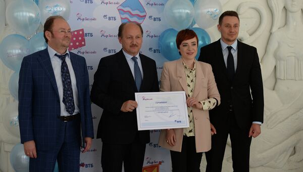 Акция благотворительной программы банка ВТБ «Мир без слез» в Новосибирской областной клинической больнице, вице-президент ВТБ Юрий Семенов, Тутта Ларсен и главврач больницы Анатолий Юданов Акция благотворительной программы банка ВТБ «Мир без слез» в Новосибирской областной клинической больнице, вице-президент ВТБ Юрий Семенов, Тутта Ларсен и главврач больницы Анатолий Юданов