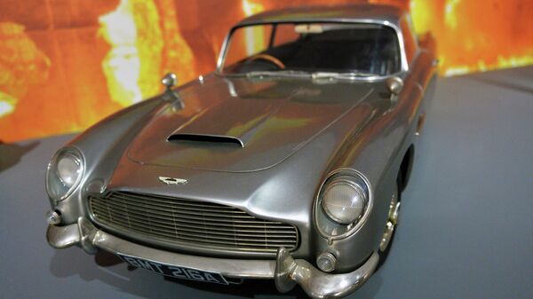 Модель автомобиля Aston Martin DB5 в треть натуральной величины на открытии выставки Дизайн 007: 50 лет стилю Джеймса Бонда