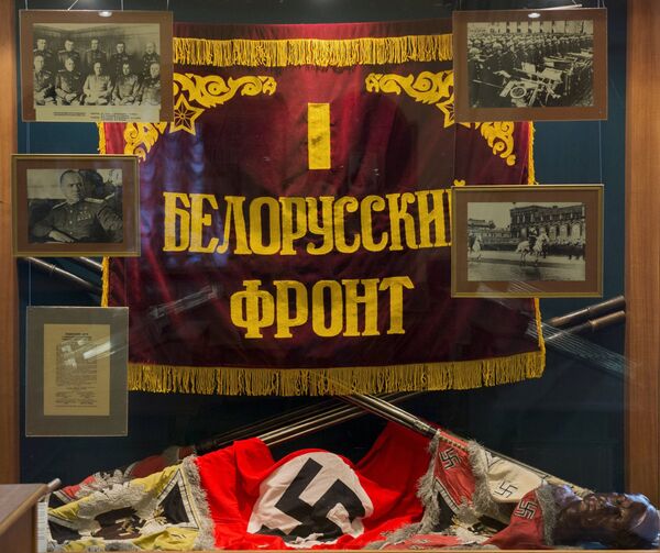 Военные фотографии, штандарт 1-го Белорусского фронта и немецкие трофейные штандарты в витрине Мемориального кабинета-музея маршала Советского Союза Георгия Жукова в старом здании Генерального штаба Вооруженных Сил на улице Знаменка в Москве Военные фотографии, штандарт 1-го Белорусского фронта и немецкие трофейные штандарты в витрине Мемориального кабинета-музея маршала Советского Союза Георгия Жукова в старом здании Генерального штаба Вооруженных Сил на улице Знаменка в Москве
