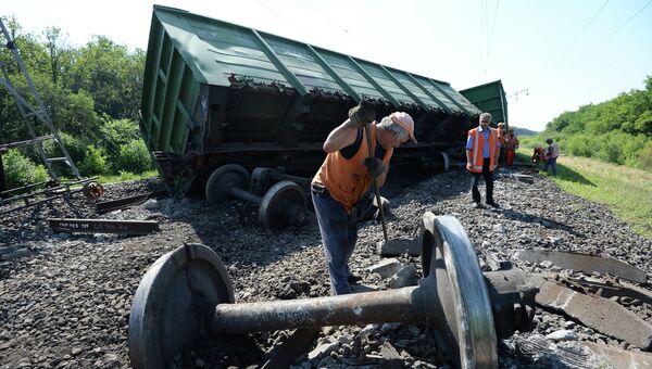 Последствия подрыва на Донецкой железной дороге Последствия подрыва на Донецкой железной дороге