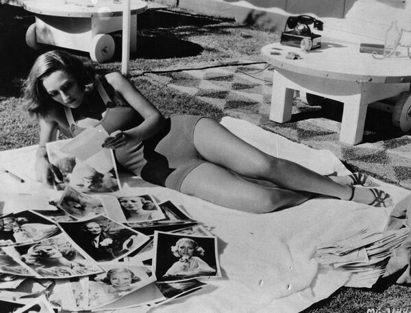 Американская актриса немого и звукового кино Джоан Кроуфорд на отдыхе. 1933 год Американская актриса немого и звукового кино Джоан Кроуфорд на отдыхе. 1933 год
