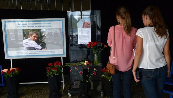 Цветы в холле здания телецентра Останкино в память об операторе Первого канала Анатолии Кляне Цветы в холле здания телецентра Останкино в память об операторе Первого канала Анатолии Кляне