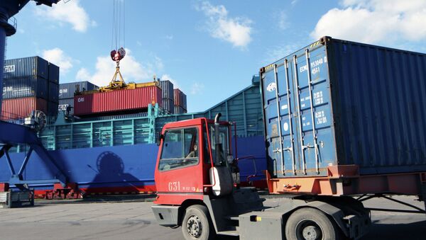 Погрузочно-разгрузочные работы в контейнерном терминале. Архивное фото Погрузочно-разгрузочные работы в контейнерном терминале. Архивное фото