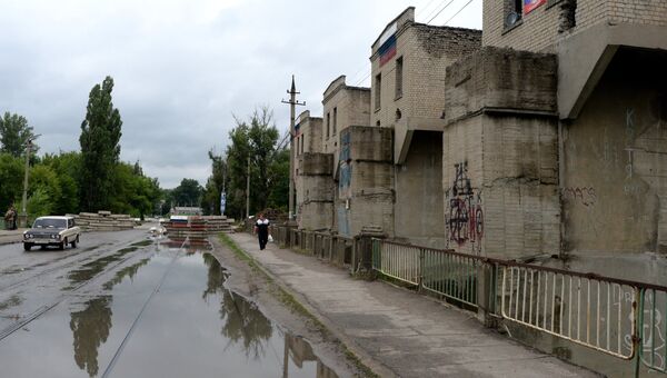 На окраине Луганска после обстрела. Архивное фото На окраине Луганска после обстрела. Архивное фото