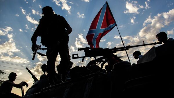 Бойцы ополчения Донбасса в городе Снежное, где происходят боестолкновения с украинской армией Бойцы ополчения Донбасса в городе Снежное, где происходят боестолкновения с украинской армией