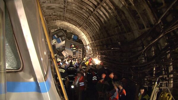 Сотрудники МЧС России работают на месте аварии в Московском метрополитене Сотрудники МЧС России работают на месте аварии в Московском метрополитене