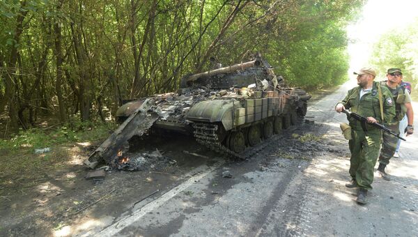 Подбитый ополченцами танк украинской армии на окраине Донецка. Архивное фото Подбитый ополченцами танк украинской армии на окраине Донецка. Архивное фото