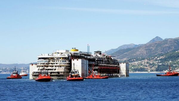 Costa Concordia направляется в порт Генуи Costa Concordia направляется в порт Генуи