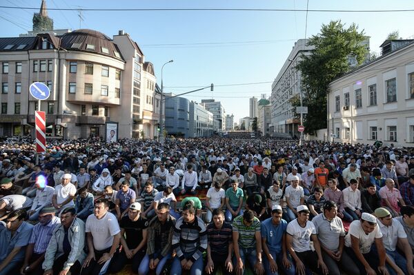 Мусульмане на одной из улиц у соборной мечети в Москве перед намазом в день праздника Ураза-байрам Мусульмане на одной из улиц у соборной мечети в Москве перед намазом в день праздника Ураза-байрам