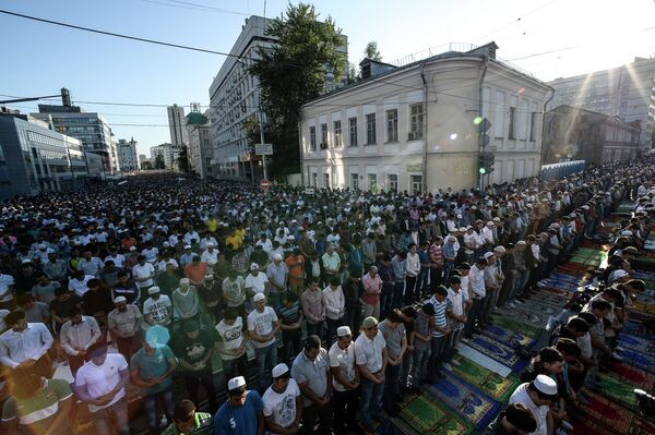 Мусульмане на одной из улиц у соборной мечети в Москве перед намазом в день праздника Ураза-байрам Мусульмане на одной из улиц у соборной мечети в Москве перед намазом в день праздника Ураза-байрам