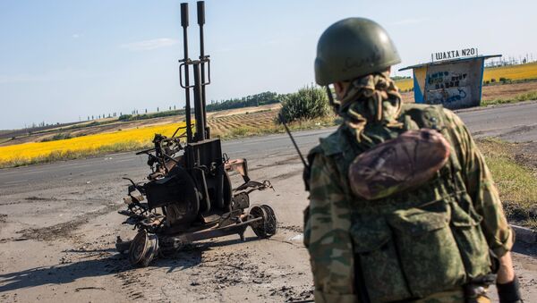 Боец народного ополчения возле сгоревшей зенитной установки ЗУ-232 украинской армии. Архивное фото Боец народного ополчения возле сгоревшей зенитной установки ЗУ-232 украинской армии. Архивное фото