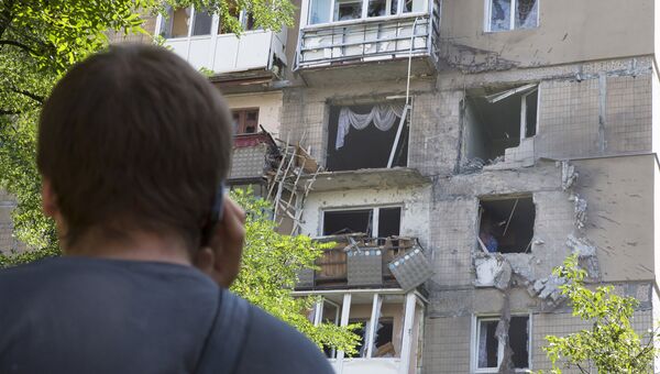Поврежденный в результате обстрела жилой дом в Донецке Поврежденный в результате обстрела жилой дом в Донецке