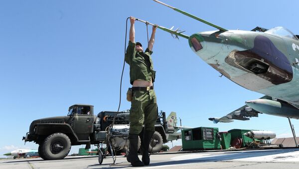 Технический персонал готовит самолет СУ-25 к вылету на военном аэродроме. Архивное фото Технический персонал готовит самолет СУ-25 к вылету на военном аэродроме. Архивное фото