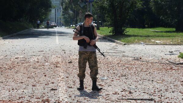 Ополченец около жилого дома в центре Донецка. Архивное фото Ополченец около жилого дома в центре Донецка. Архивное фото