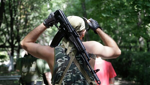 Боец народного ополчения. Архивное фото Боец народного ополчения. Архивное фото