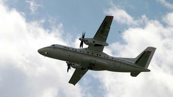 Самолет Ан-140 в небе. Архивное фото Самолет Ан-140 в небе. Архивное фото