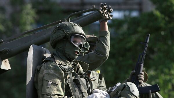 Боец народного ополчения в городе Краснодон. Архивное фото Боец народного ополчения в городе Краснодон. Архивное фото