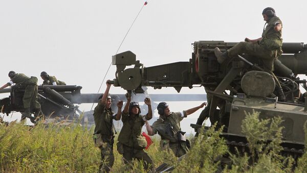 Военнослужащие во время стрельб прямой наводкой. Архивное фото Военнослужащие во время стрельб прямой наводкой. Архивное фото