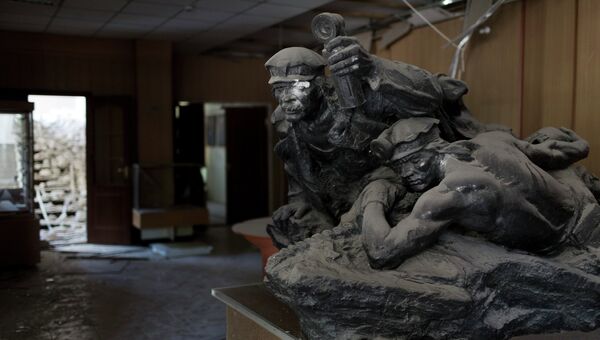 Статуя в музее Донецка, пострадавшем в результате обстрела украинскими военными Статуя в музее Донецка, пострадавшем в результате обстрела украинскими военными