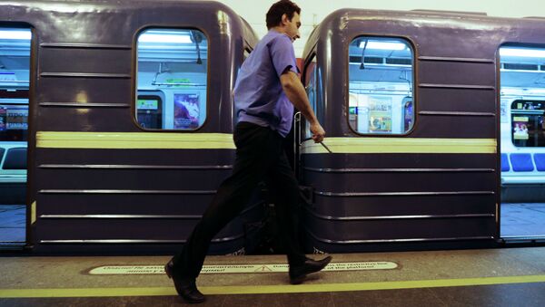 Машинист обходит состав на станции метро в Санкт-Петербурге. Архивное фото Машинист обходит состав на станции метро в Санкт-Петербурге. Архивное фото