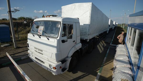 Колонна автомобилей КамАЗ с гуманитарной помощью для жителей юго-востока Украины на КПП Донецк Колонна автомобилей КамАЗ с гуманитарной помощью для жителей юго-востока Украины на КПП Донецк