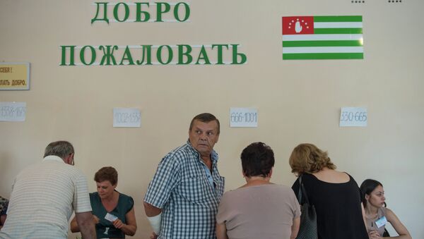 Голосование на выборах главы Абхазии на избирательном участке в городе Сухум Голосование на выборах главы Абхазии на избирательном участке в городе Сухум