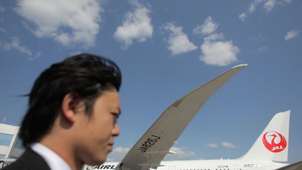 Пассажирский самолет японской авиакомпании Japan Airlines в аэропорту Домодедово. Архивное фото Пассажирский самолет японской авиакомпании Japan Airlines в аэропорту Домодедово. Архивное фото