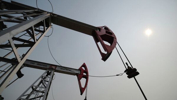 Нефтяной станок-качалка на месторождении нефти Нефтяной станок-качалка на месторождении нефти