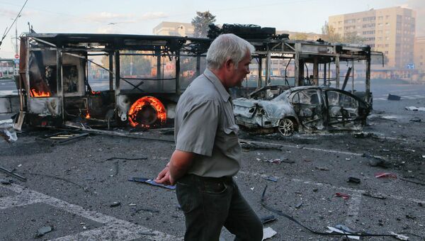 Сгоревший автобус у старого здания вокзала в Донецке. Архивное фото. Сгоревший автобус у старого здания вокзала в Донецке. Архивное фото.