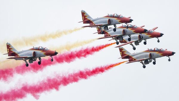 Испанская пилотажная группа Patrulla Aguila на авиашоу в Пайерне, Швейцария Испанская пилотажная группа Patrulla Aguila на авиашоу в Пайерне, Швейцария