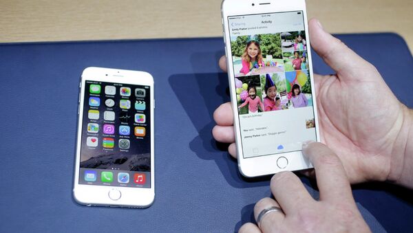 Айфон 6 (слева) и айфон 6 плюс на презентации Apple в Купертино, США Айфон 6 (слева) и айфон 6 плюс на презентации Apple в Купертино, США