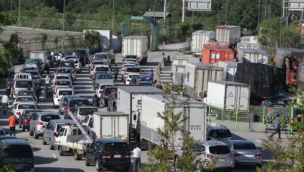 Автомобиль на выезде из промышленного региона Кэсон Автомобиль на выезде из промышленного региона Кэсон
