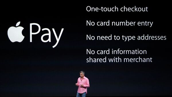 Вице-президент компании Apple Эдди Кью выступает на презентации в Купертино, США. Архивное фото Вице-президент компании Apple Эдди Кью выступает на презентации в Купертино, США. Архивное фото