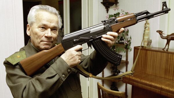 Михаил Калашников с автоматом АК-47. Архивное фото Михаил Калашников с автоматом АК-47. Архивное фото