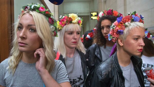 Протестная группа Femen в здании суда в Париже Протестная группа Femen в здании суда в Париже