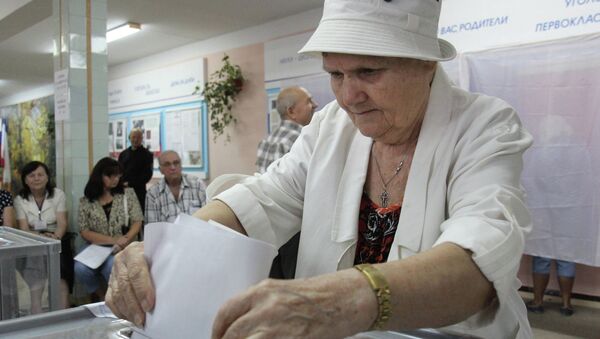 Жительница Симферополя голосует на выборах Жительница Симферополя голосует на выборах