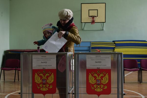 Жительница Новосибирска участвует в выборах губернатора Новосибирской области в единый день голосования Жительница Новосибирска участвует в выборах губернатора Новосибирской области в единый день голосования