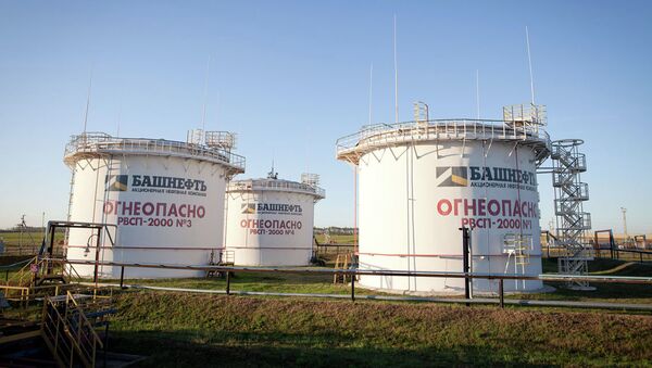 Резервуары с нефтью компании Башнефть. архивное фото Резервуары с нефтью компании Башнефть. архивное фото