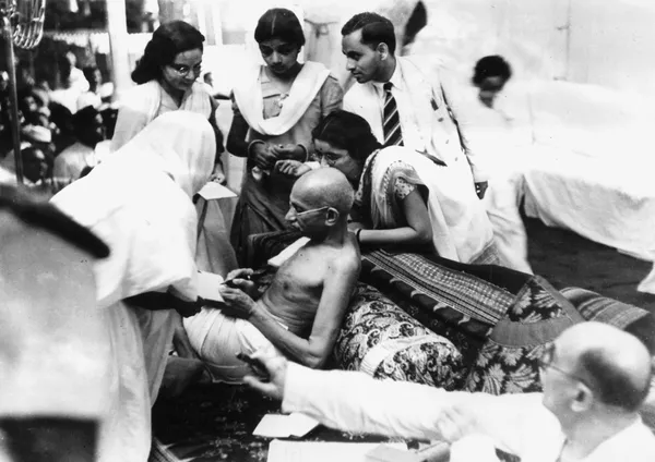 Махатма Ганди со своими последователями